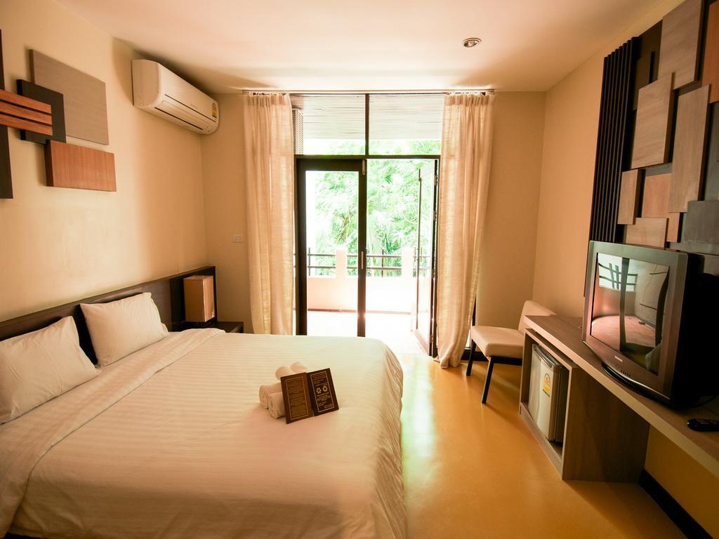 Baan Chumphon Hotel Pathio Exterior foto